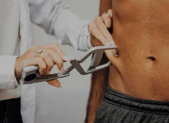 Faça bioimpedanciometria em Curitiba para avaliar gordura corporal, massa muscular e hidratação. Exame preciso que auxilia na saúde cardiovascular e no acompanhamento clínico.